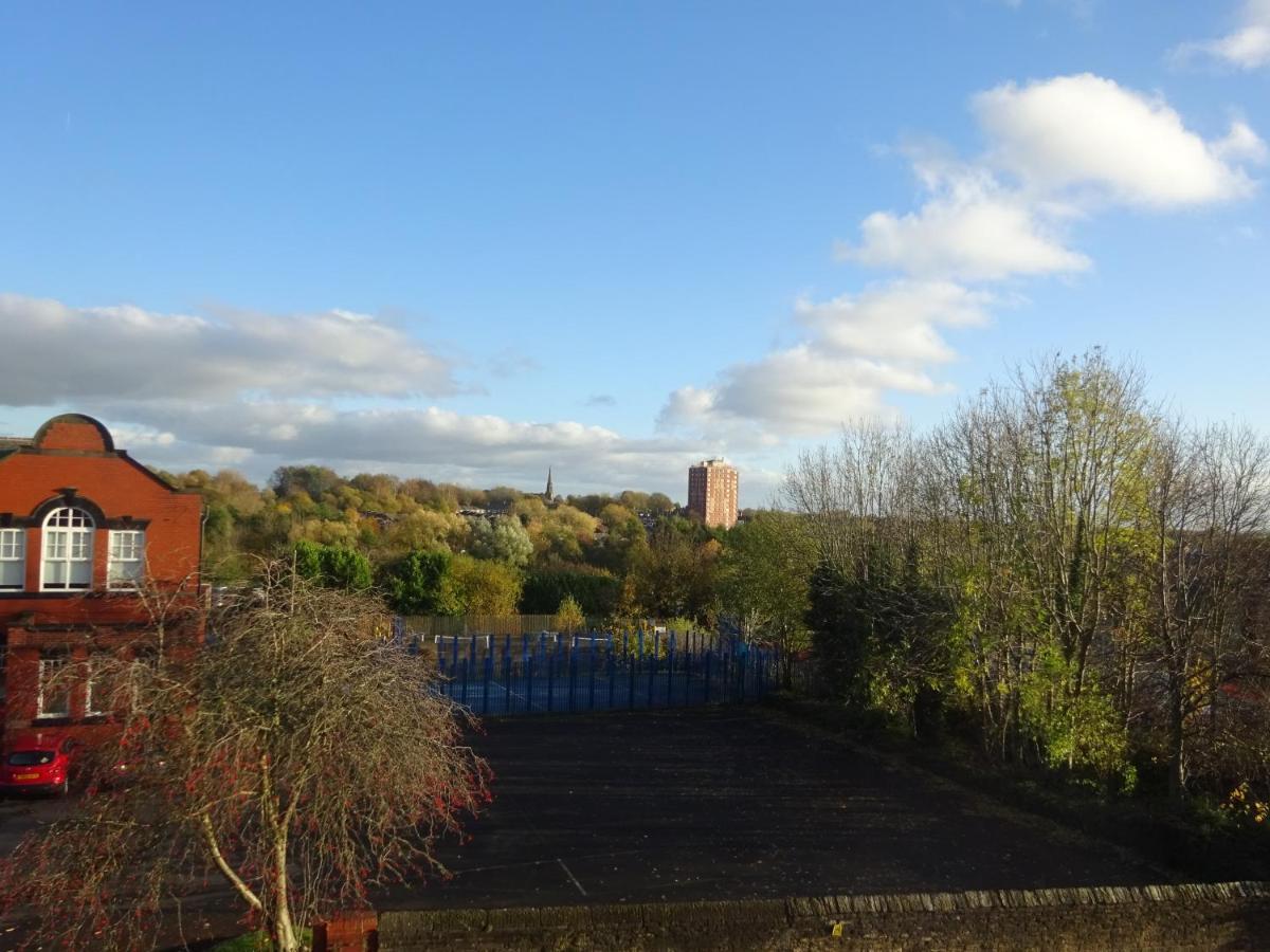 Wigan Central I 1 & 2 Bed Executive Apartments I Family Rooms I Private Balcony I Free Parking Exterior photo