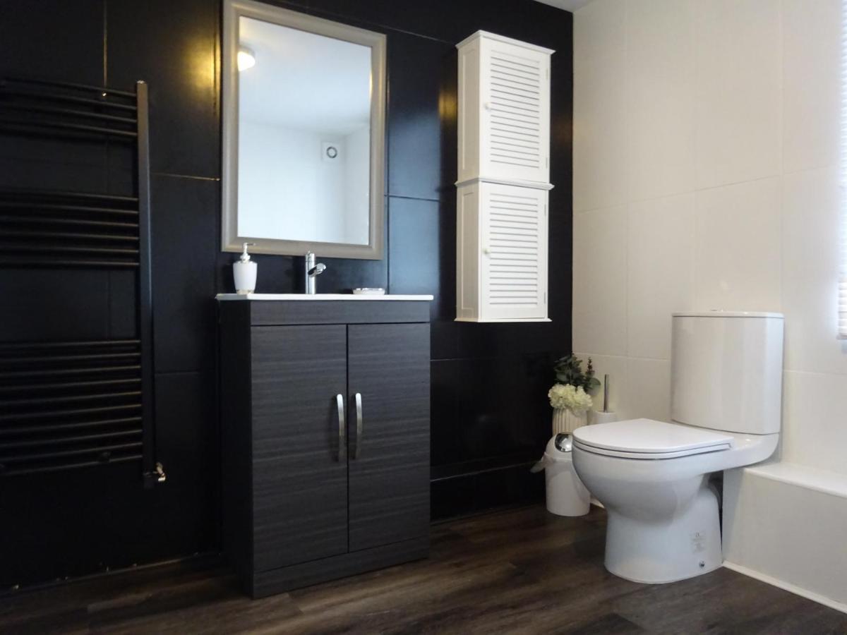 Wigan Central I 1 & 2 Bed Executive Apartments I Family Rooms I Private Balcony I Free Parking Exterior photo