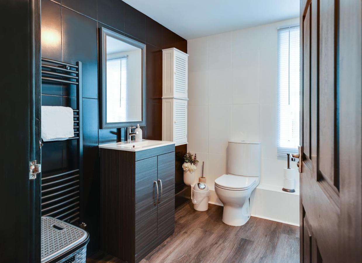 Wigan Central I 1 & 2 Bed Executive Apartments I Family Rooms I Private Balcony I Free Parking Exterior photo