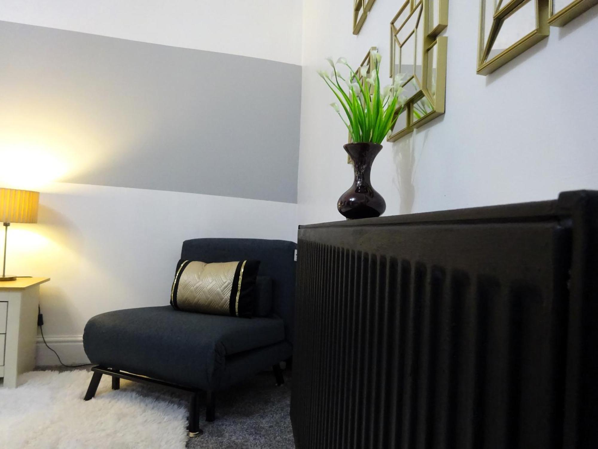 Wigan Central I 1 & 2 Bed Executive Apartments I Family Rooms I Private Balcony I Free Parking Exterior photo