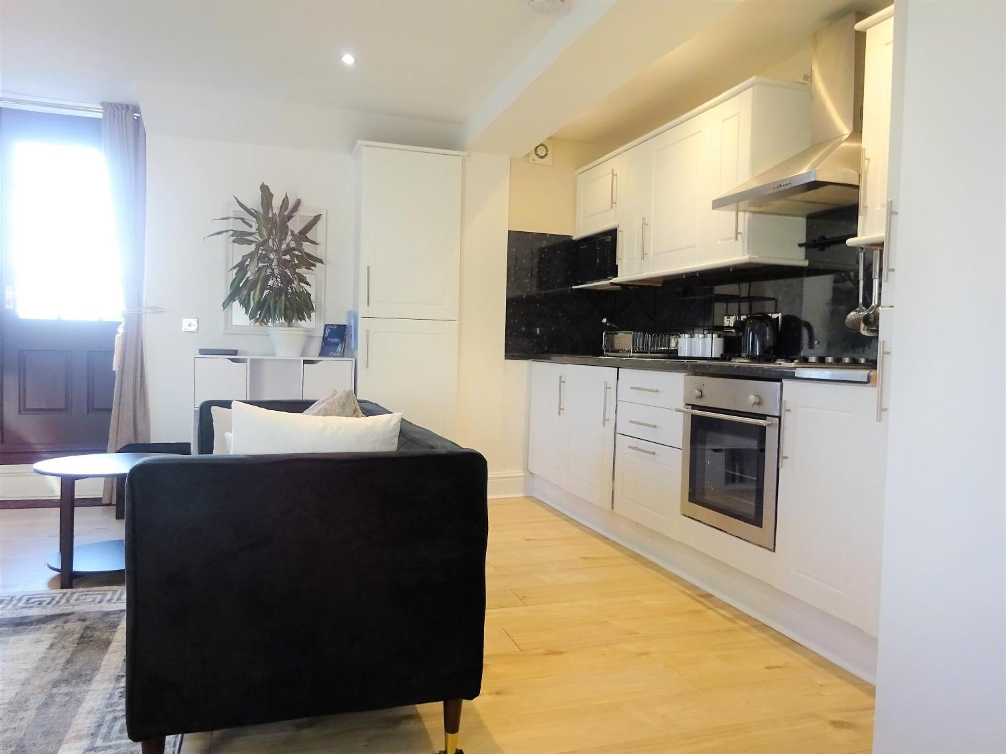 Wigan Central I 1 & 2 Bed Executive Apartments I Family Rooms I Private Balcony I Free Parking Room photo