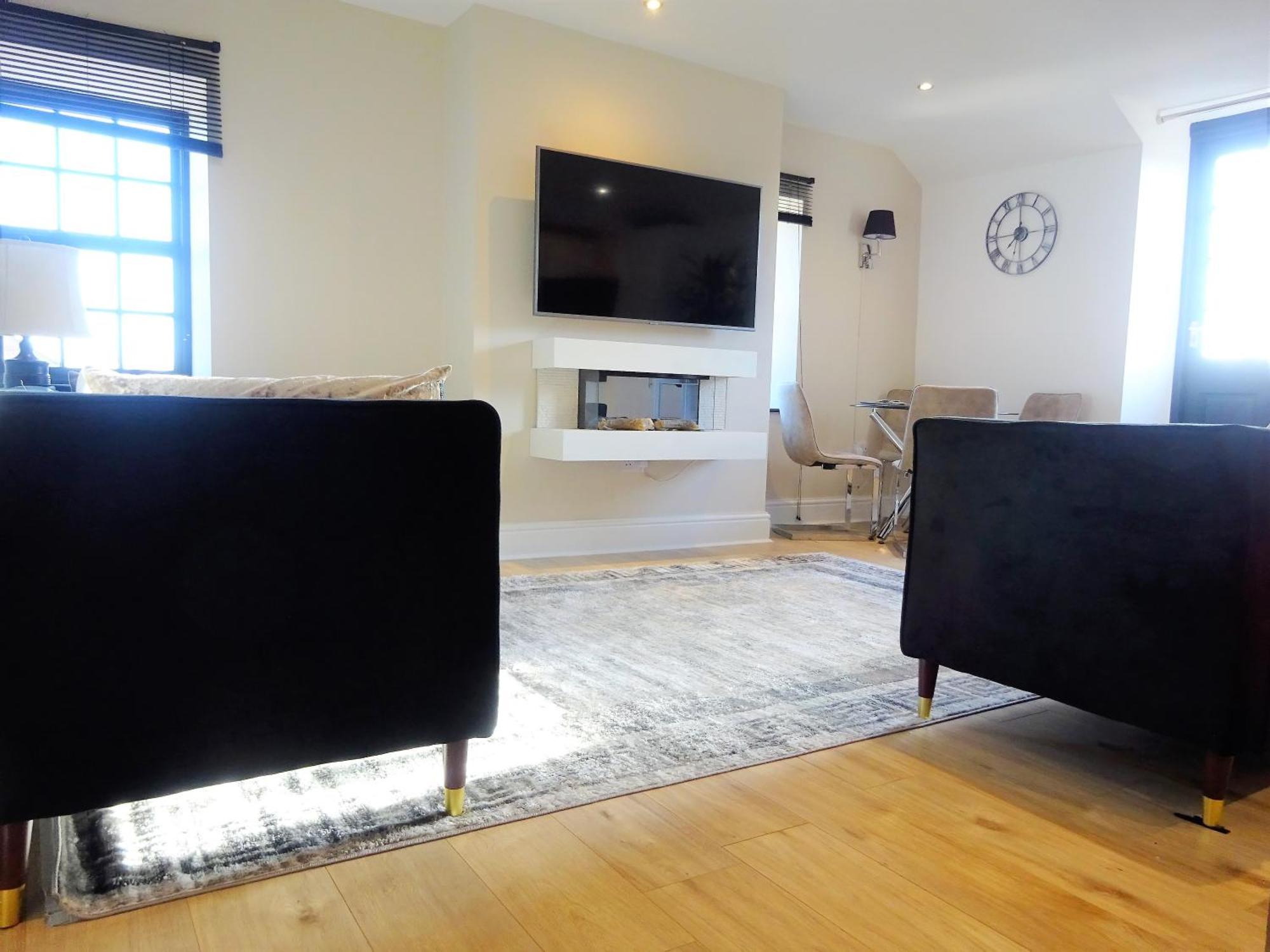 Wigan Central I 1 & 2 Bed Executive Apartments I Family Rooms I Private Balcony I Free Parking Room photo