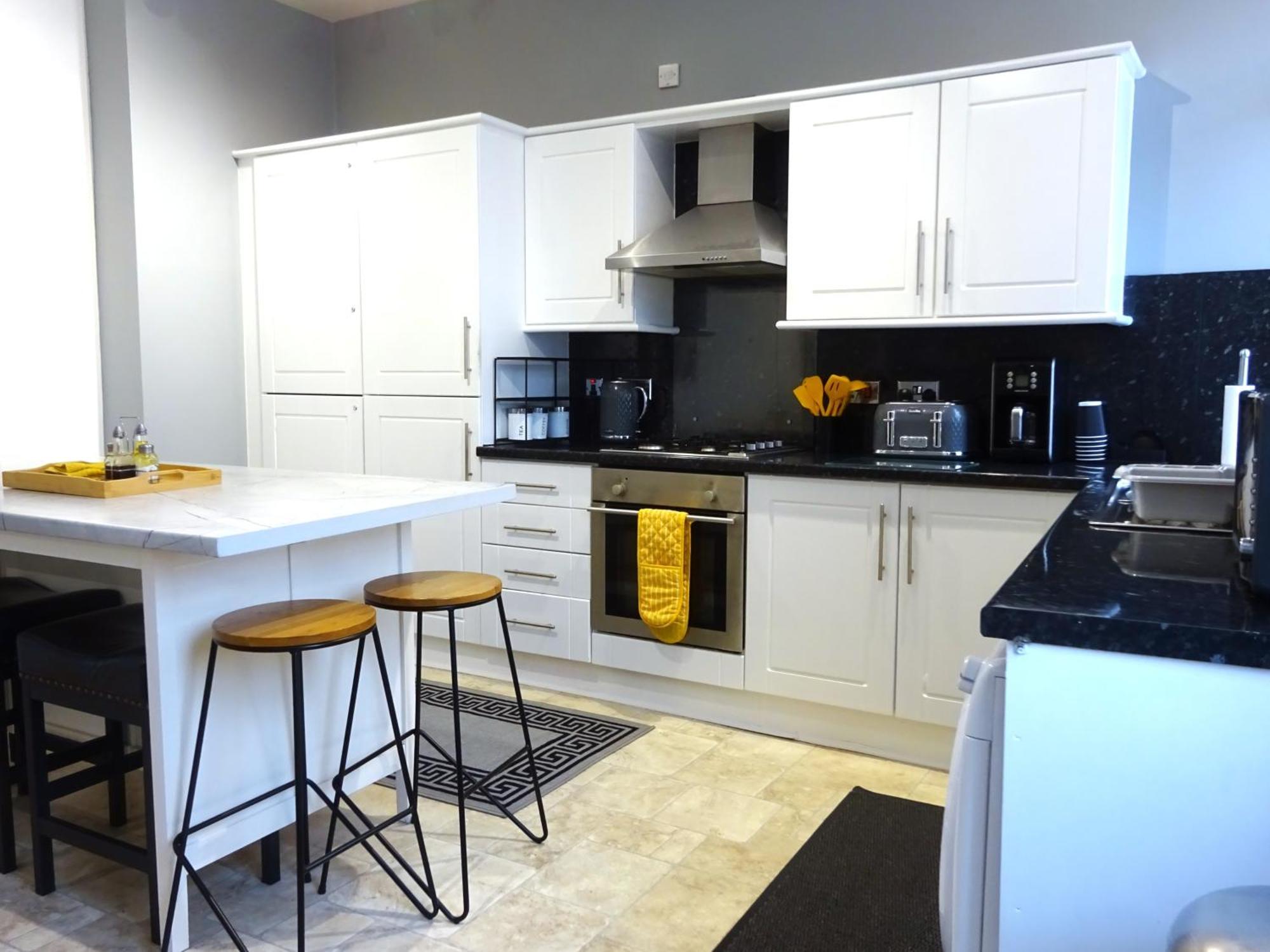 Wigan Central I 1 & 2 Bed Executive Apartments I Family Rooms I Private Balcony I Free Parking Exterior photo
