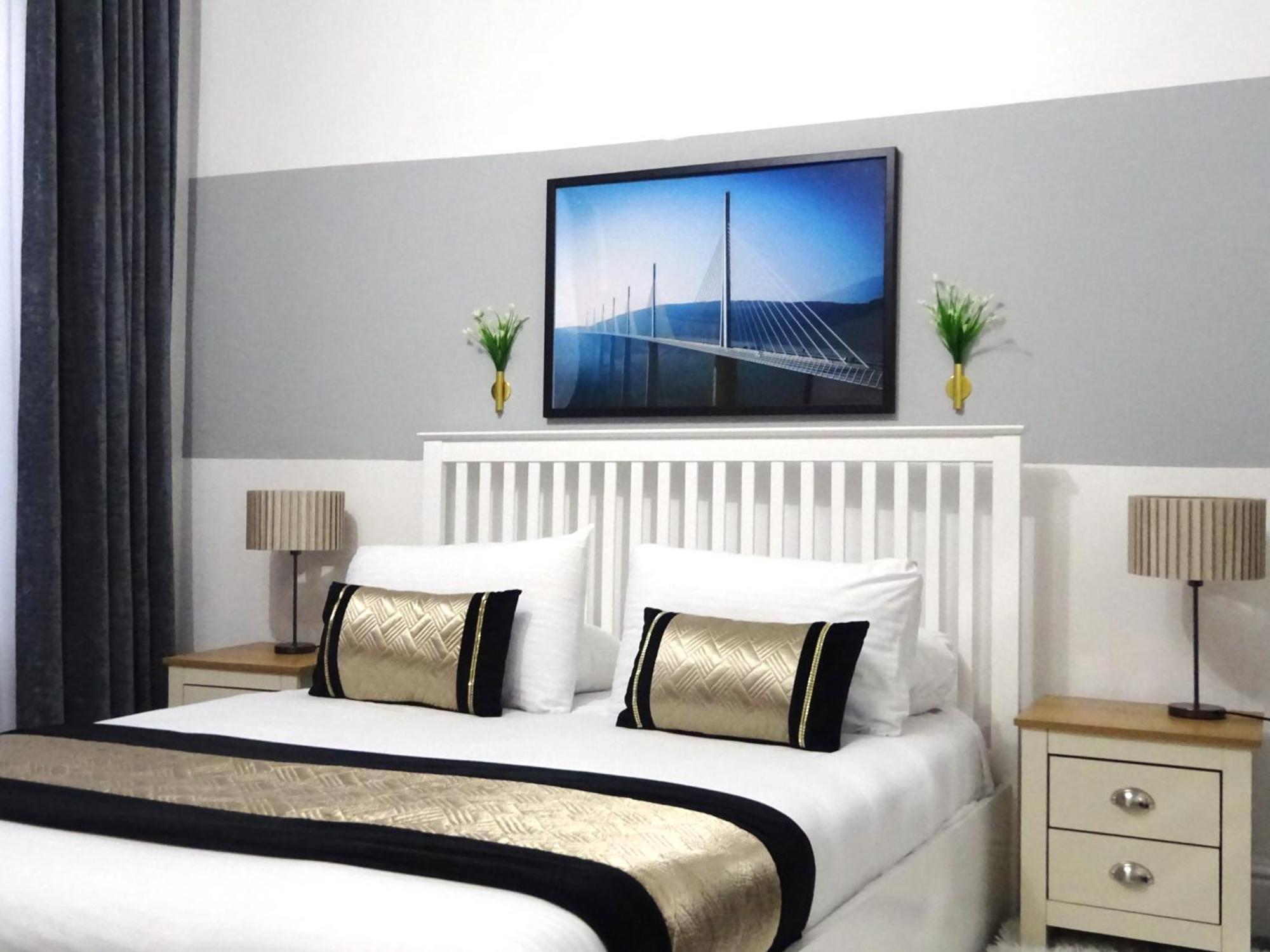 Wigan Central I 1 & 2 Bed Executive Apartments I Family Rooms I Private Balcony I Free Parking Exterior photo