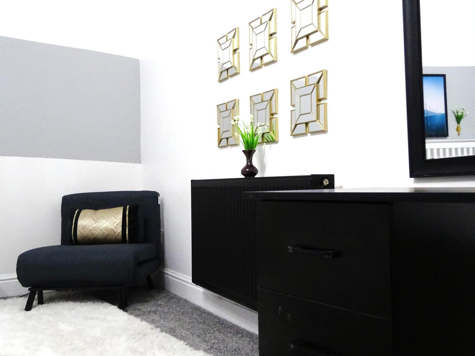 Wigan Central I 1 & 2 Bed Executive Apartments I Family Rooms I Private Balcony I Free Parking Exterior photo