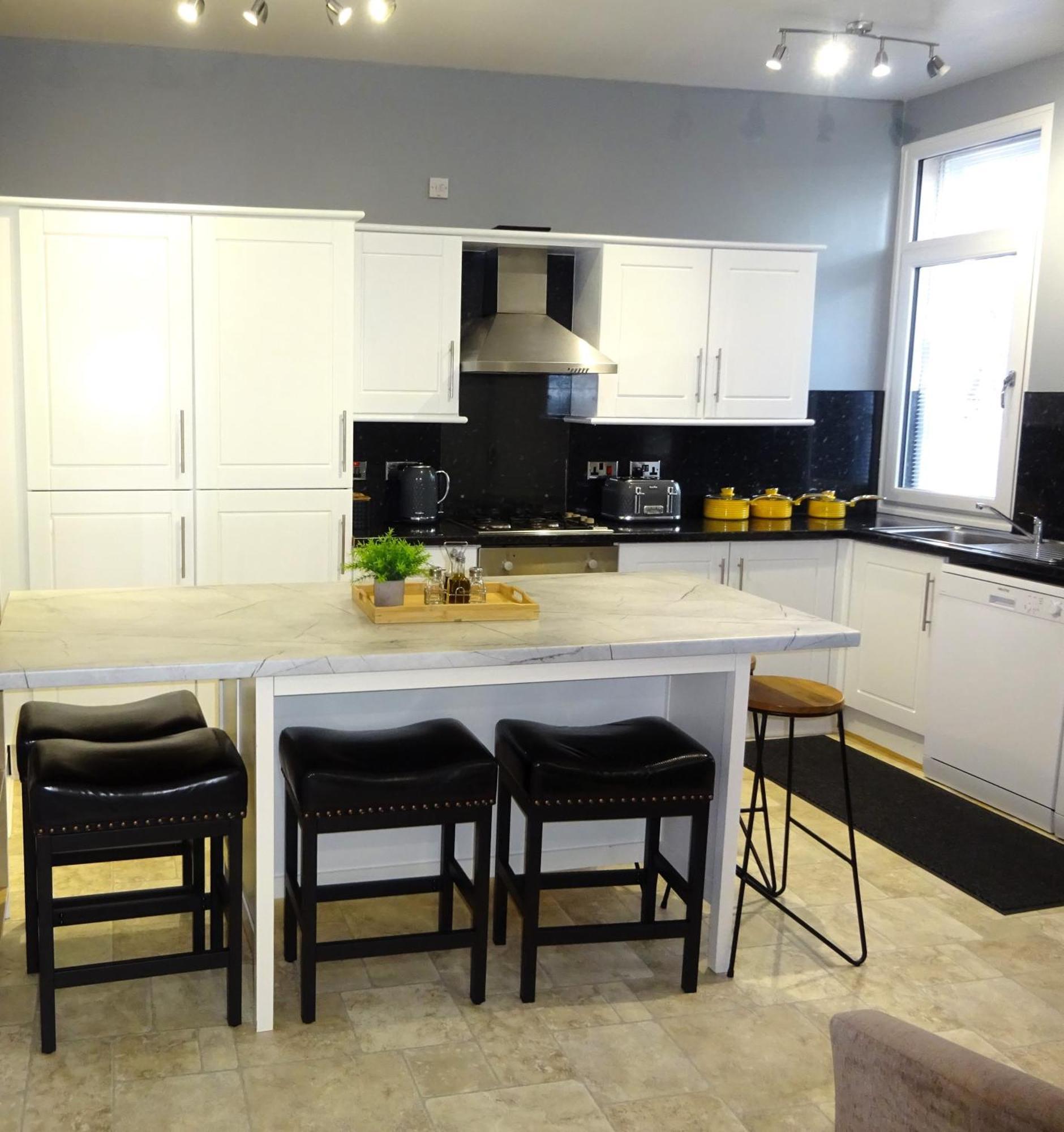 Wigan Central I 1 & 2 Bed Executive Apartments I Family Rooms I Private Balcony I Free Parking Exterior photo