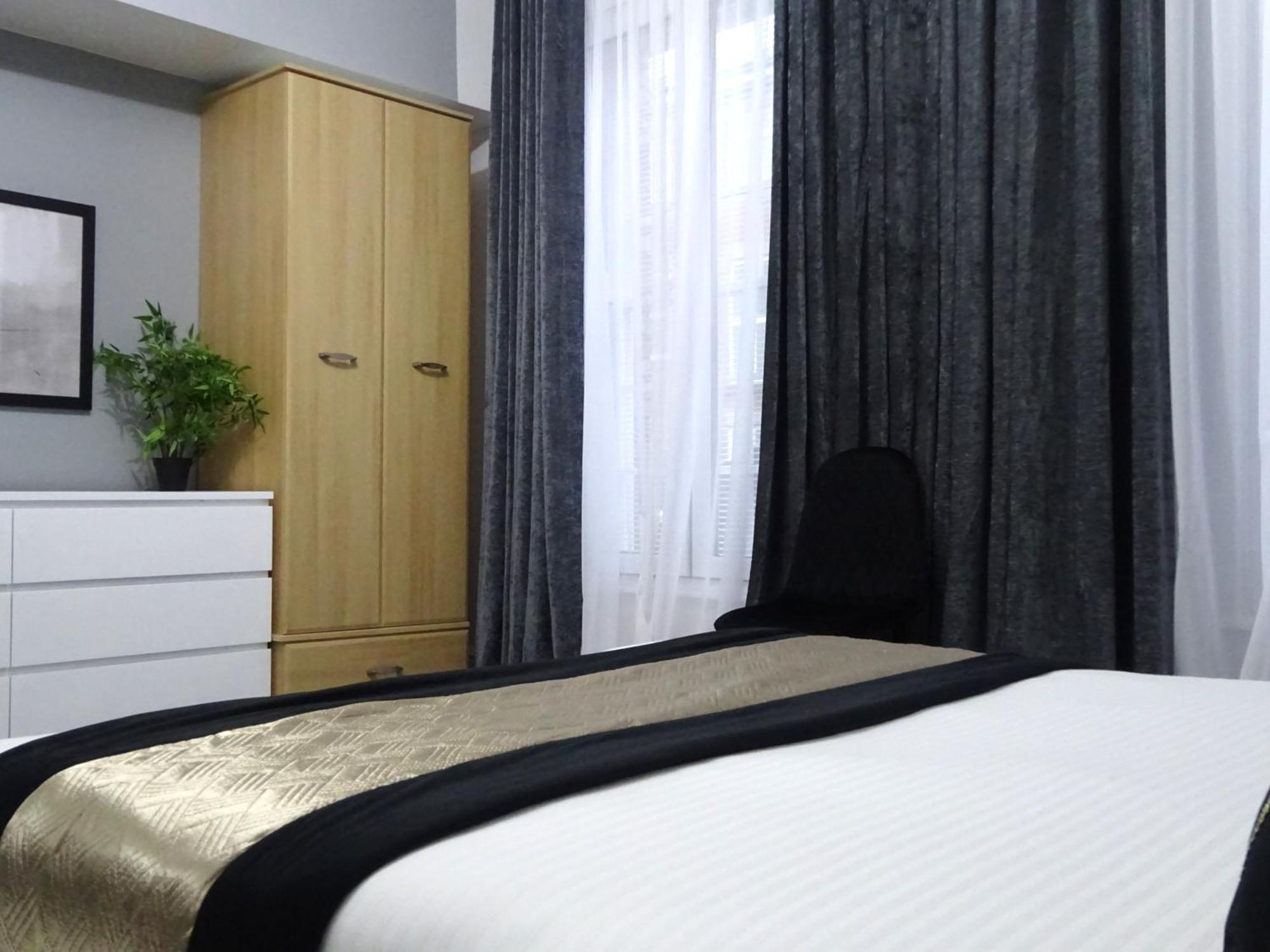 Wigan Central I 1 & 2 Bed Executive Apartments I Family Rooms I Private Balcony I Free Parking Exterior photo