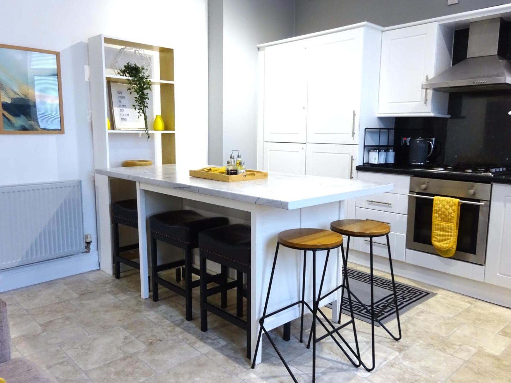 Wigan Central I 1 & 2 Bed Executive Apartments I Family Rooms I Private Balcony I Free Parking Exterior photo