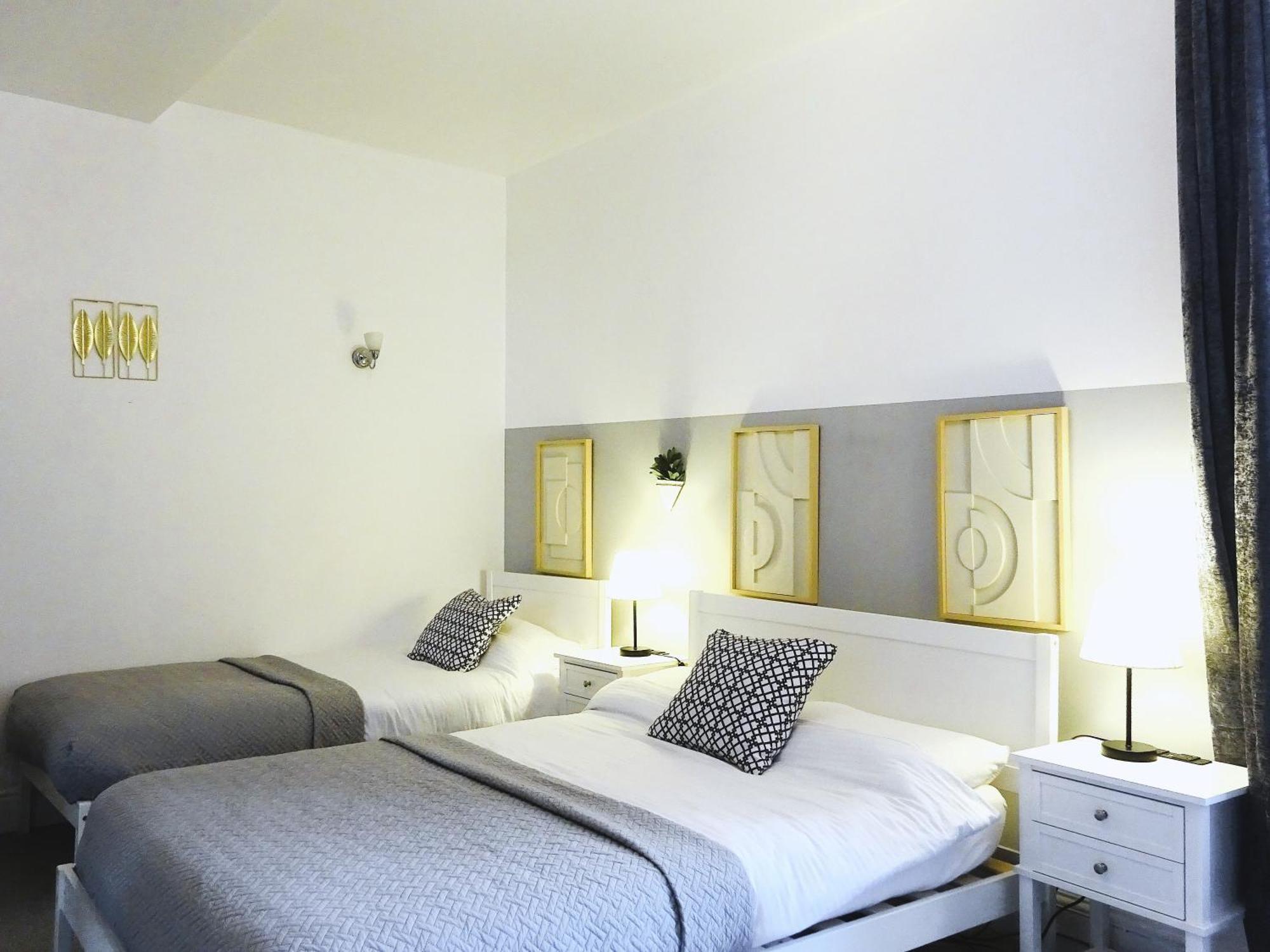 Wigan Central I 1 & 2 Bed Executive Apartments I Family Rooms I Private Balcony I Free Parking Exterior photo