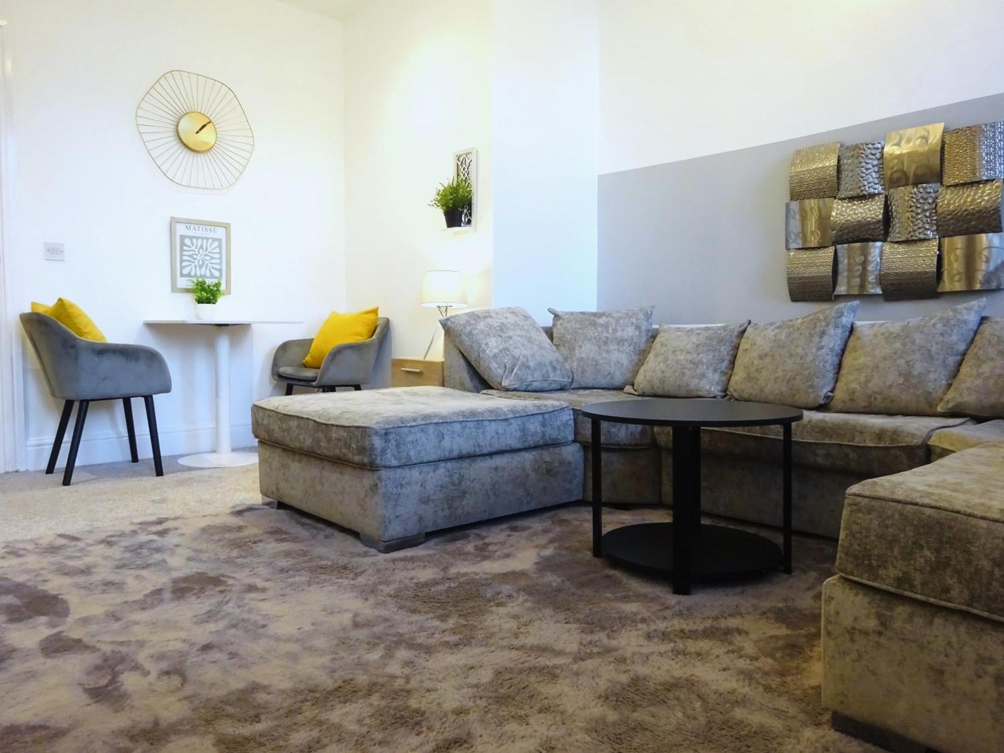 Wigan Central I 1 & 2 Bed Executive Apartments I Family Rooms I Private Balcony I Free Parking Exterior photo