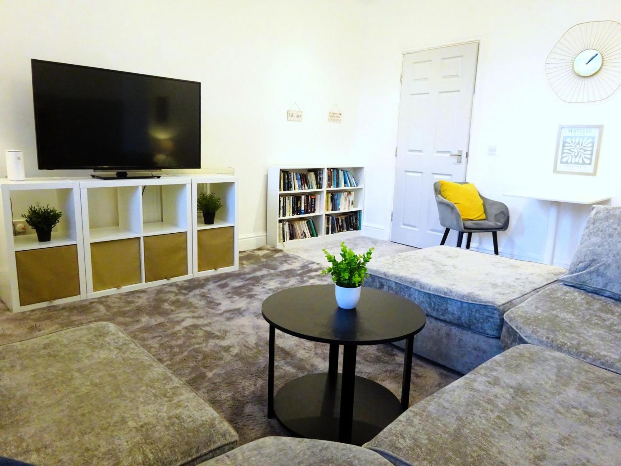 Wigan Central I 1 & 2 Bed Executive Apartments I Family Rooms I Private Balcony I Free Parking Exterior photo