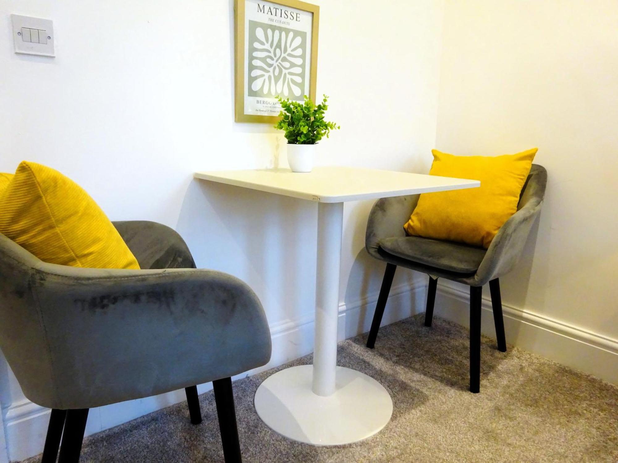 Wigan Central I 1 & 2 Bed Executive Apartments I Family Rooms I Private Balcony I Free Parking Exterior photo